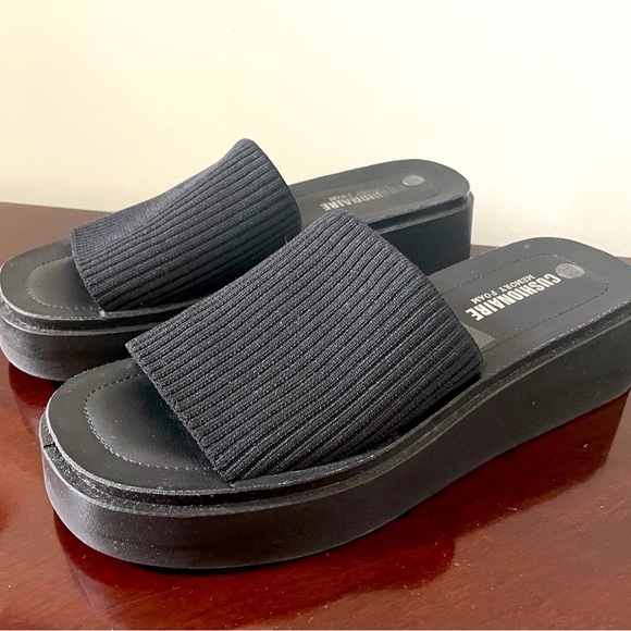 Cushionaire Women's Pim Knit Platform Sandal with Memory Foam - Picture 1 of 6